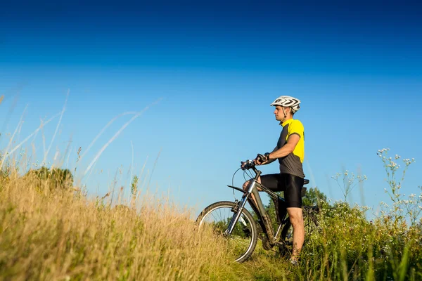 Jonge renner met fiets — Stockfoto