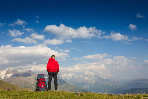 Dağları üzerinde görünen adam