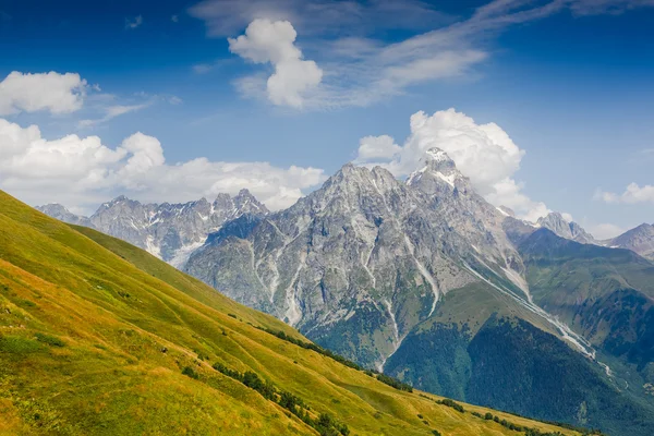 Kaukasus bergen, Georgien. — Stockfoto