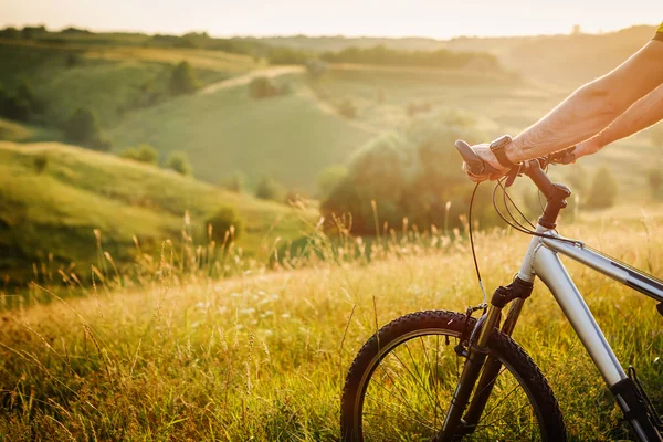 Hombre con bicicleta montando carretera rural. concepto de viaje en bicicleta — Foto de Stock