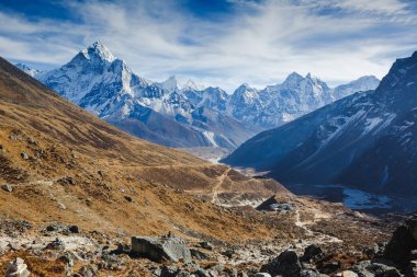 mount Ama Dablam güzel manzarasına ve Khumbu Vadisi ile Everest ana kampı, Sagarmatha Milli Parkı, herhangi bir zamanda alan, Nepal giderken güzel gök