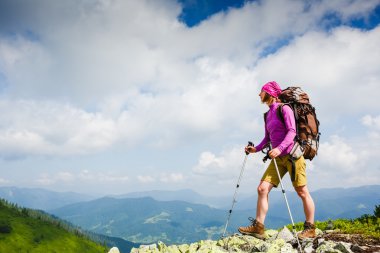 Kadın yolcunun sırt çantası hiking dağlarda ile