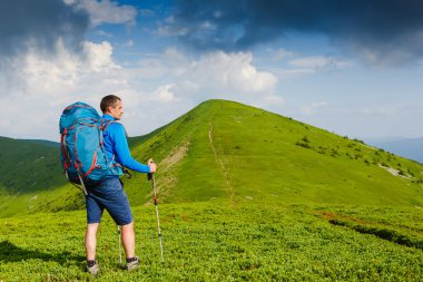 Sırt çantası ve trekking Polonyalılar bakarak uzun yürüyüşe çıkan kimse genç adamla 