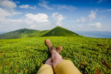 kadın backpacker zevk görünümü üzerinde yeşil yaz dağlar