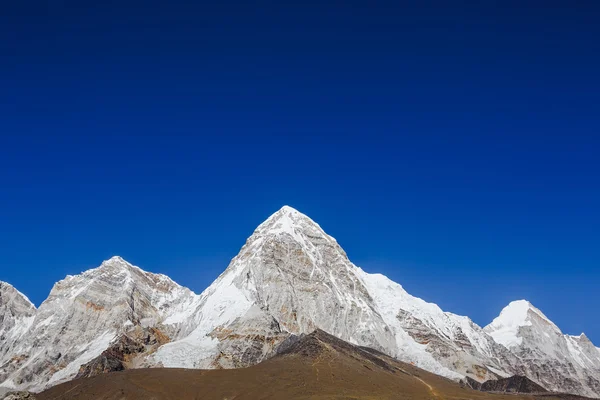 Pumori βουνό κορυφής σχετικά με το διάσημο κατασκήνωση βάσης του Έβερεστ οδοιπορικό στα Ιμαλάια, το Νεπάλ — Φωτογραφία Αρχείου