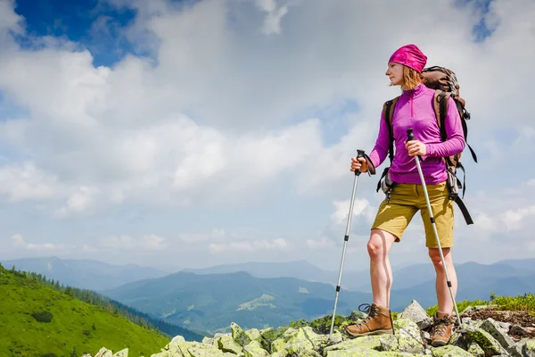 Žena cestovatele s batoh Turistika v horách — Stock fotografie