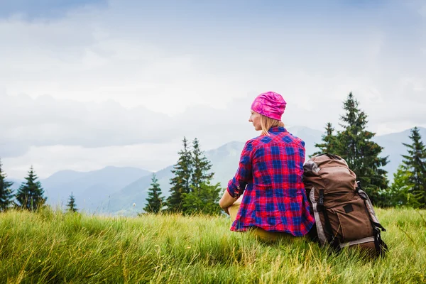 Mulher viajante com mochila caminhadas nas montanhas com bela paisagem de verão. Tempo de descanso — Fotografia de Stock