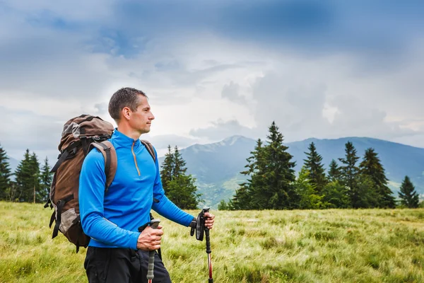 Caminhadas ativas de homens saudáveis nas montanhas alpinas — Fotografia de Stock