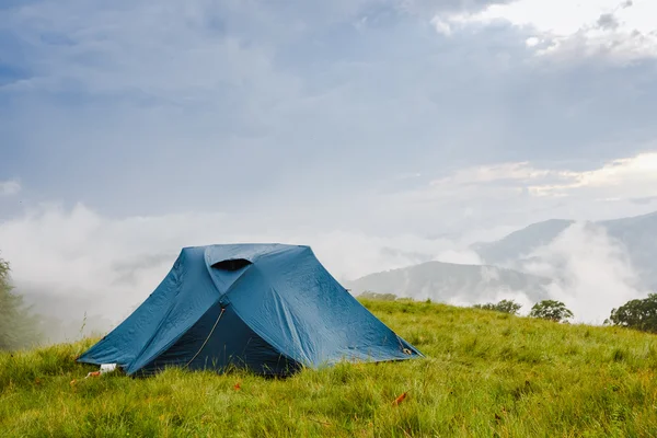 Camping i tält på fjället — Stockfoto