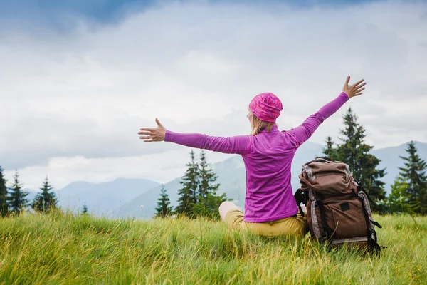 Vrouw reiziger met rugzak wandelen in de bergen met mooie zomerse landschap — Stockfoto