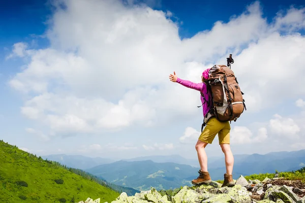 Gelukkig wandelaar met haar armen gestrekt, vrijheid en geluk in de bergen — Stockfoto