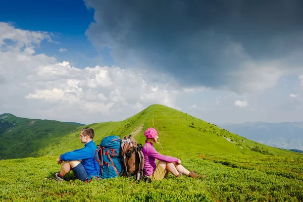 Kaukázusi aktív pár élvezi a véleménye a gyalogos kirándulás — Stock Fotó