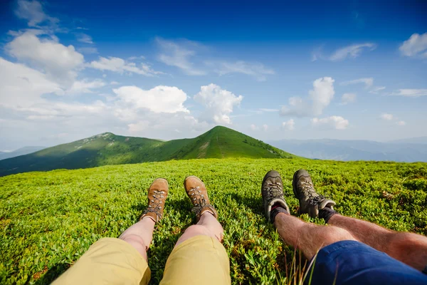 Viaje trekking ocio concepto de vacaciones. Pareja en botas de senderismo divirtiéndose y disfrutando de maravillosas vistas impresionantes a la montaña — Foto de Stock