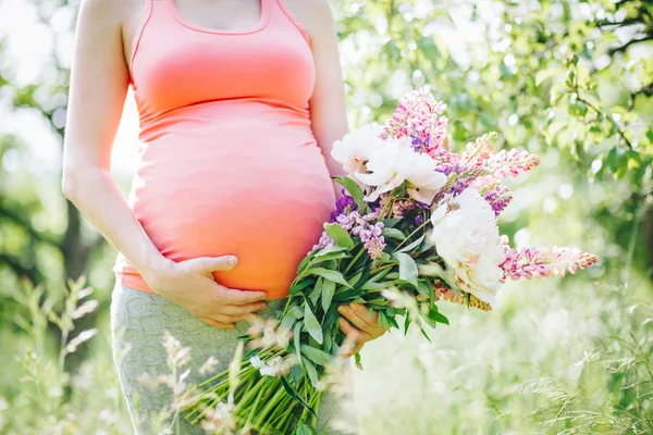 Schwangerschaft, Mutterschaft und neues Familienkonzept — Stockfoto