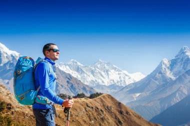 Aktif yürüyüşçü manzaranın tadını çıkarıyor. Himalayalar. Nepal