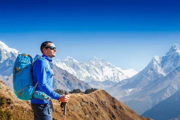 Senderista activo disfrutando de la vista. Himalaya. Nepal — Foto de Stock