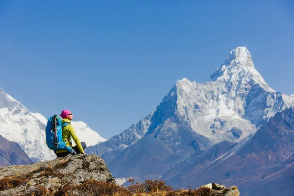 Kvinna resenär med ryggsäck vandring i bergen med vacker sommar Himalaya landskap på bakgrunden — Stockfoto