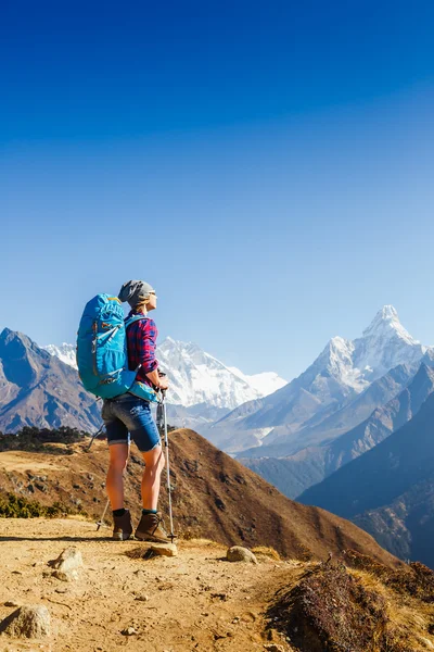 Mujer viajero con mochila senderismo en las montañas con hermoso paisaje del Himalaya en el fondo montañismo deporte estilo de vida concepto —  Fotos de Stock