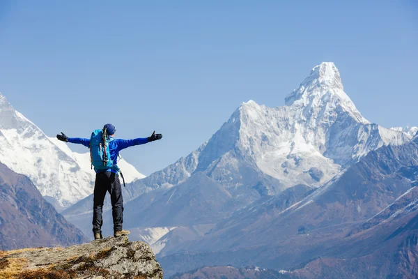 Himalayalar 'daki Everest yürüyüşünün tadını çıkaran yürüyüşçü, Ama Dablam dağ manzarası, Nepal — Stok fotoğraf