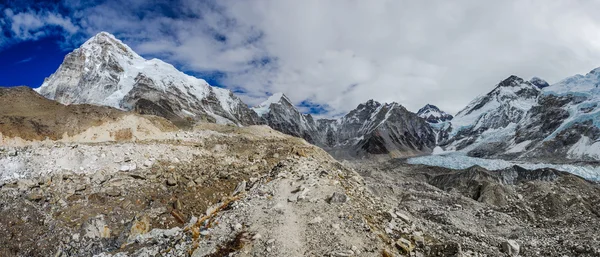 Panoramablick auf den Berg Pumori und Everest mit schönem Himmel - Weg zum Everest Basislager, Khumbu Tal, Sagarmatha Nationalpark, Nepal — Stockfoto