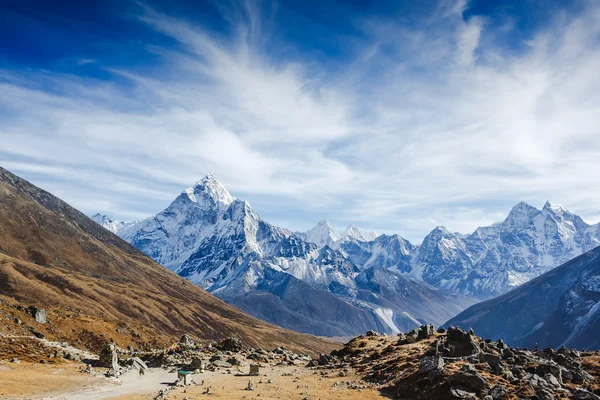 Прекрасный вид на гору Ама-Даблам и долину Кхумбу с красивым небом на пути к базовому лагерю Эверест, национальный парк Сагарматха, район Эвереста, Непал — стоковое фото