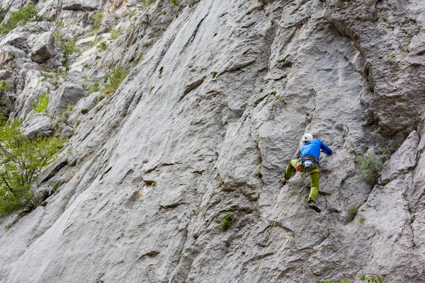 Joven trepando en una pared — Foto de Stock