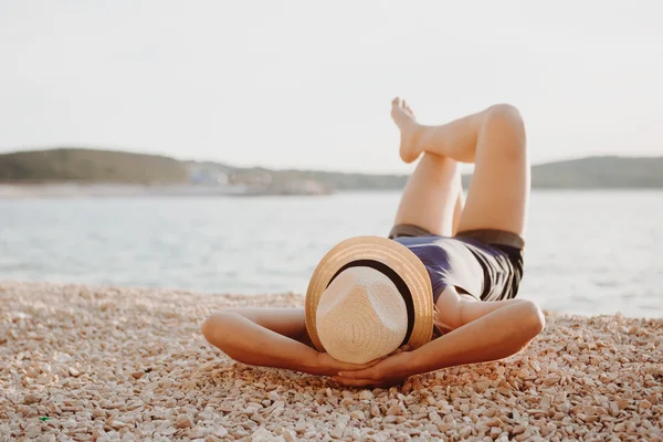 Schöne junge Mädchen blickte mit Freude auf das Meer und den Himmel bei Sonnenuntergang — Stockfoto