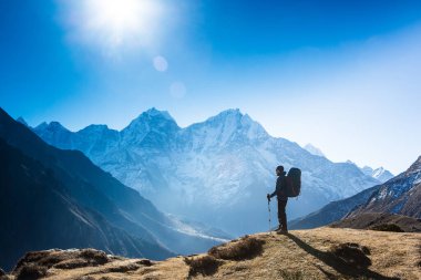 Aktif yürüyüşçü yürüyüşü, manzaranın tadını çıkarmak, Himalaya Dağları manzarasına bakmak. Seyahat sporu yaşam tarzı konsepti