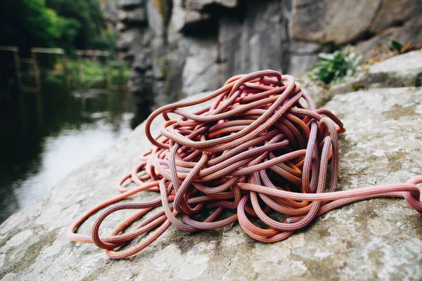 Сходження Мотузки Кам Янистому Фоні — стокове фото