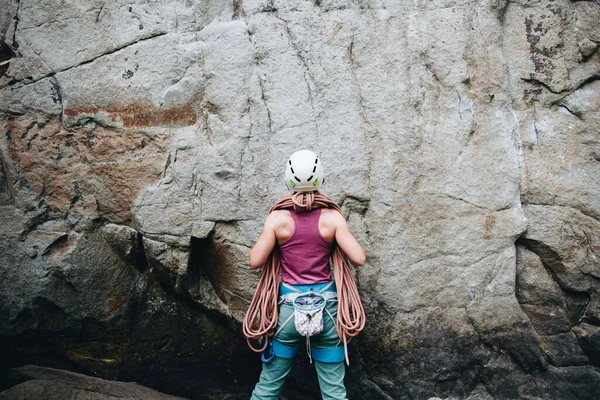 Jovem Mulher Vestindo Equipamento Escalada Frente Uma Rocha Pedra Livre — Fotografia de Stock