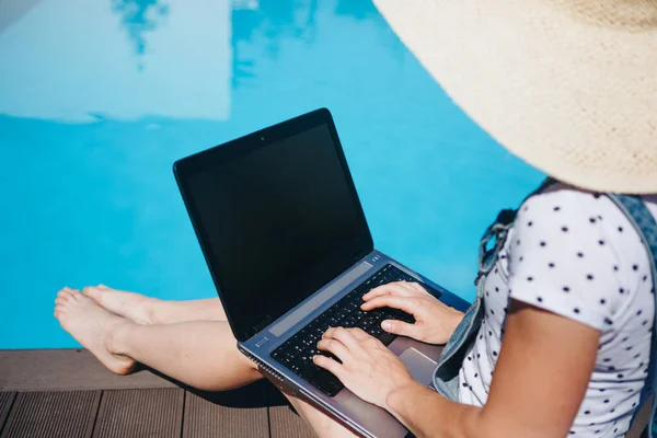 Una Donna Che Lavora Suo Computer Portatile Seduta Bordo Piscina — Foto Stock