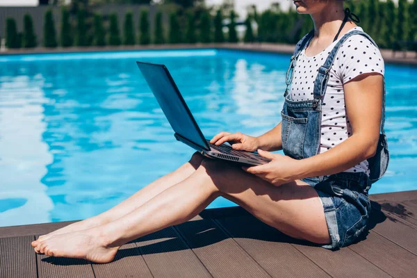 Жінка Працює Ноутбуці Сидячи Біля Басейну Гарний День Біля Пляжного — стокове фото