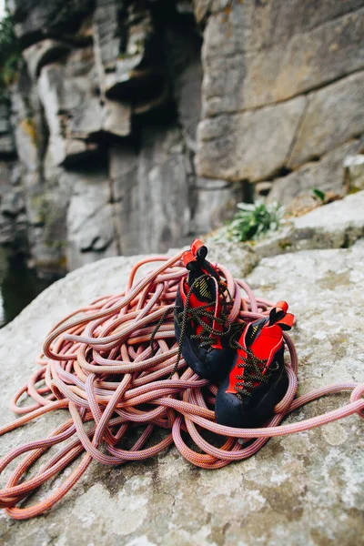 Cuerda Escalada Con Zapatos Escalada Sobre Fondo Rocoso —  Fotos de Stock