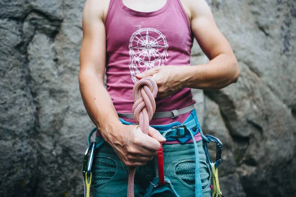 Bergsteiger Trägt Sicherheitsgurt Und Knüpft Einen Achtseilknoten — Stockfoto