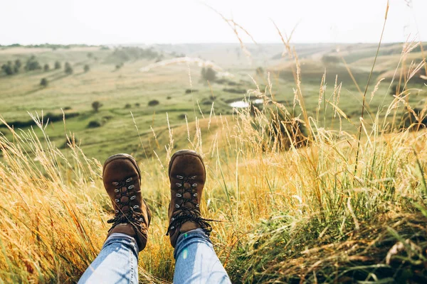 Pernas Com Botas Caminhada Mulher Caminhante Descansando Grama Topo Montanha — Fotografia de Stock