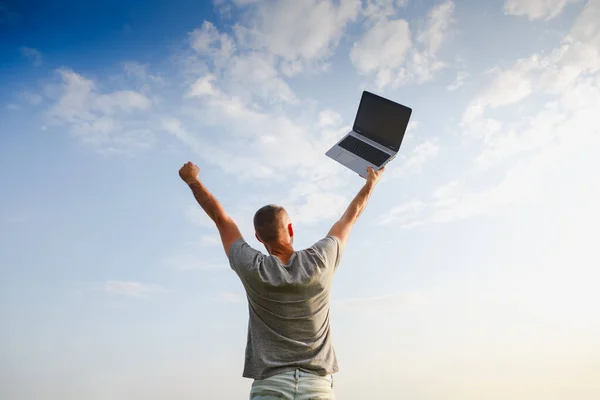Возбужденный Молодой Человек Ноутбуком Празднуют Успех Открытом Воздухе — стоковое фото
