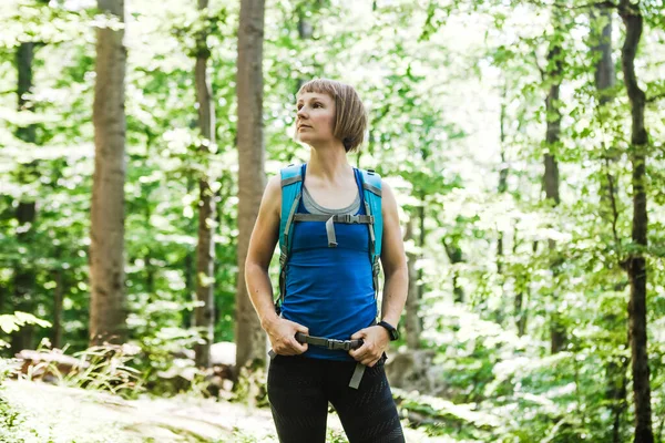 Randonneuse Pédestre Dans Forêt Montagne — Photo