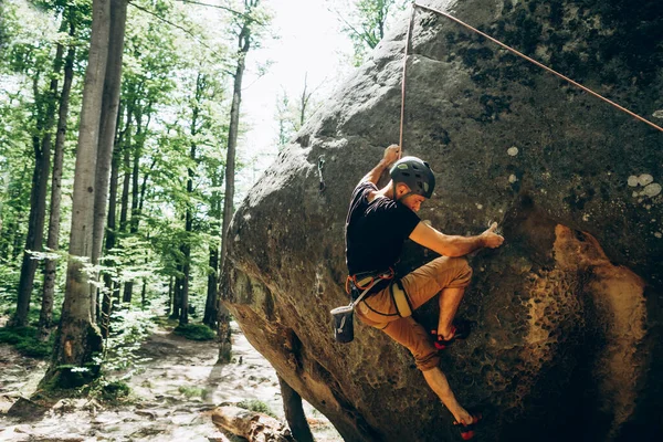 Vue Arrière Jeune Homme Grimpeur Pantalon Orange Grimpant Sur Pierre — Photo