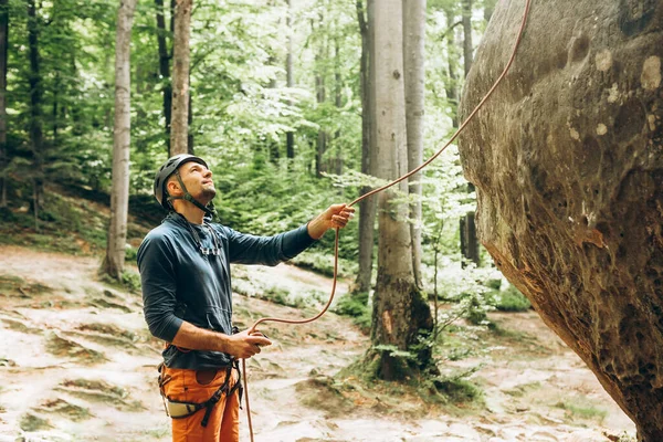 Homme Debout Près Roche Assurage Grimpeur Dispositif Assurage Corde Dans — Photo