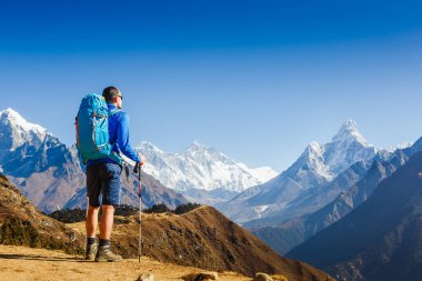 Aktif yürüyüşçü manzaranın tadını çıkarıyor. Himalayalar. Nepal