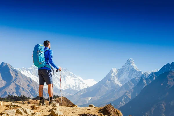 积极徒步旅行 欣赏风景 观赏喜马拉雅山风景 登山运动生活方式的概念 — 图库照片