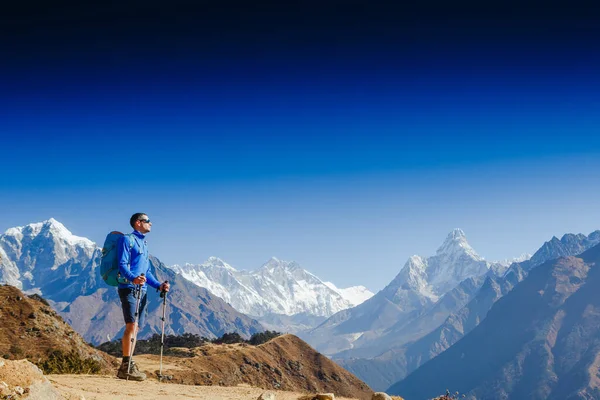 Aktif Yürüyüşçü Yürüyüşü Manzaranın Tadını Çıkarmak Himalaya Dağları Manzarasına Bakmak — Stok fotoğraf