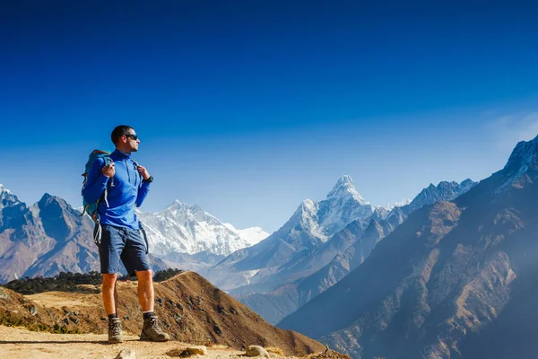Caminhante Ativo Desfrutando Vista Himalaias Nepal — Fotografia de Stock