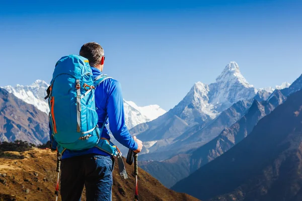 背景に美しいヒマラヤの風景を持つ山の中でバックパックハイキングを持つ旅行者スポーツライフスタイルコンセプト — ストック写真