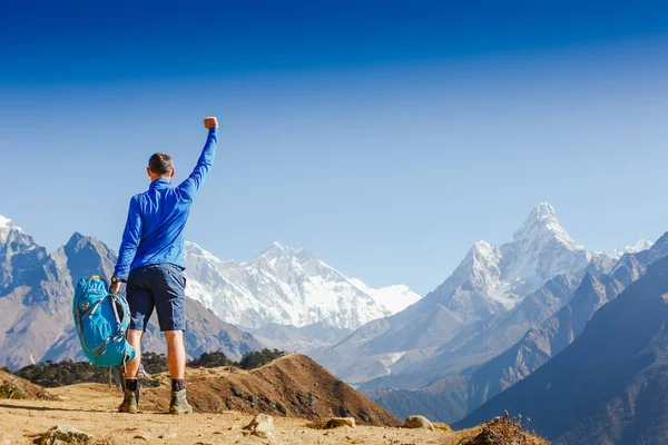 徒步旅行后 徒步旅行者欢呼雀跃 举臂高举 快乐无比 背景上的珠穆朗玛峰 世界最高峰 — 图库照片