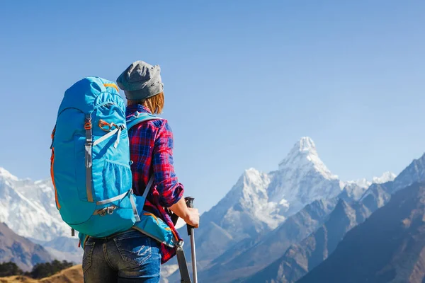 背负背包在喜马拉雅山优美风景中远足的女性旅行者 背靠登山运动的生活方式理念 — 图库照片