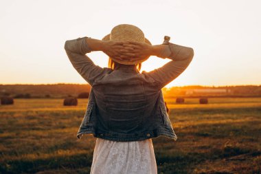 Özgür Mutlu Kadın gün batımını izliyor ve doğanın tadını çıkarıyor. Beauty Girl Outdoor. Özgürlük kavramı. Yumuşak kırmızı ışık