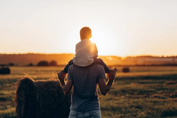 Pai Filho Brincando Parque Hora Pôr Sol Família Confiança Proteção — Fotografia de Stock