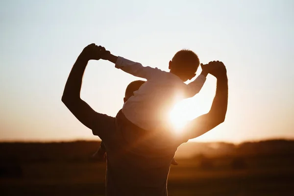 Vater Und Sohn Spielen Park Bei Sonnenuntergang Familie Vertrauen Schutz — Stockfoto