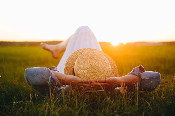 Вільна Щаслива Жінка Спостерігає Заходом Сонця Насолодою Від Природи Красуня — стокове фото